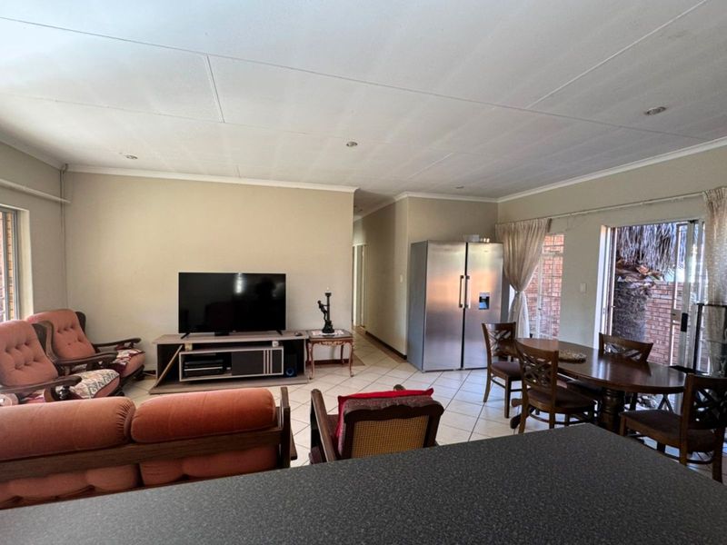 Townhouse For Sale in Equestria - Photo 10