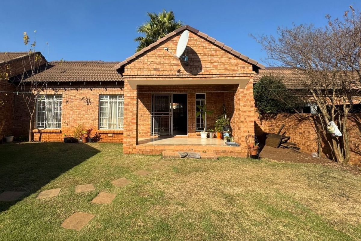 Townhouse For Sale in Equestria - Photo 3