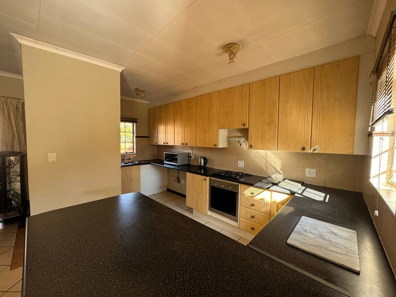 Townhouse For Sale in Equestria - Photo 5