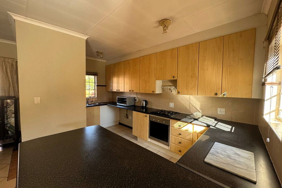 Townhouse For Sale in Equestria - Photo 5