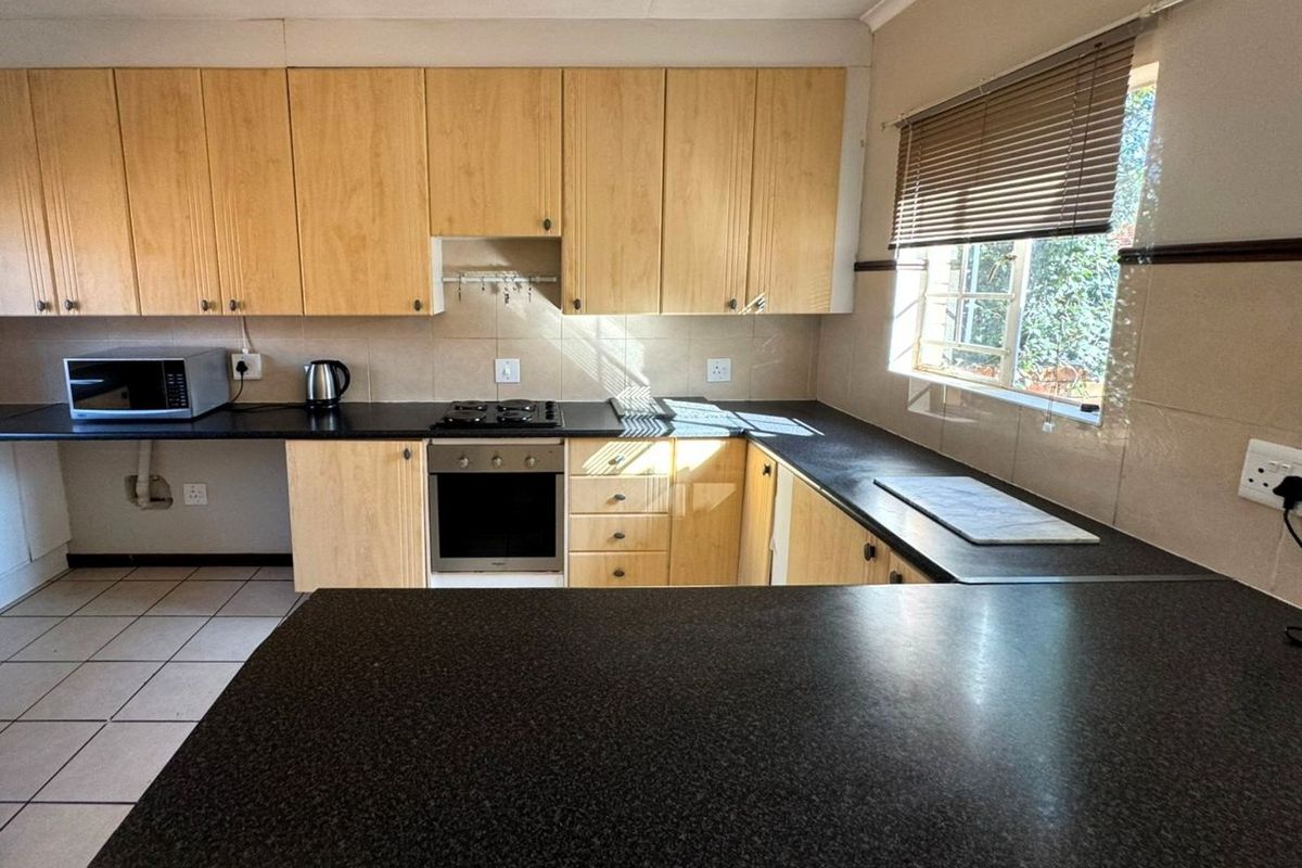 Townhouse For Sale in Equestria - Photo 4