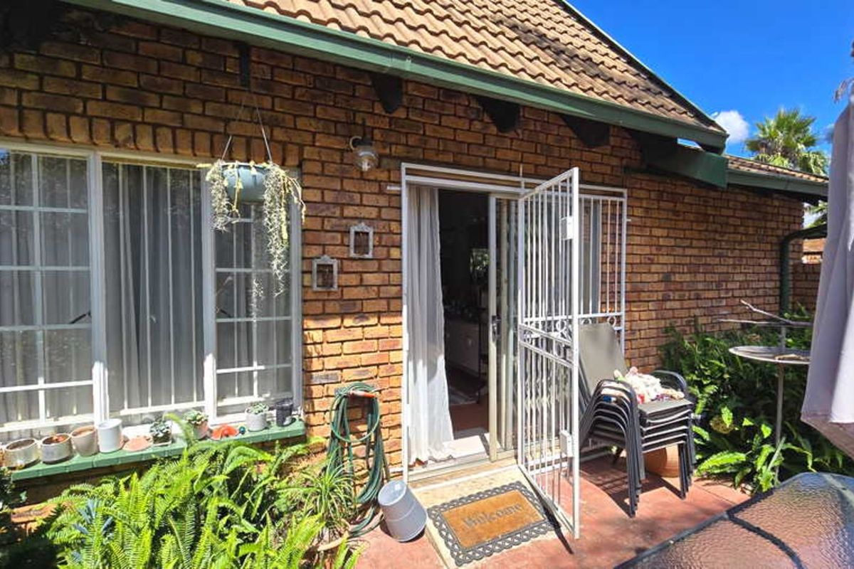 Townhouse For Sale in Garsfontein - Photo 4