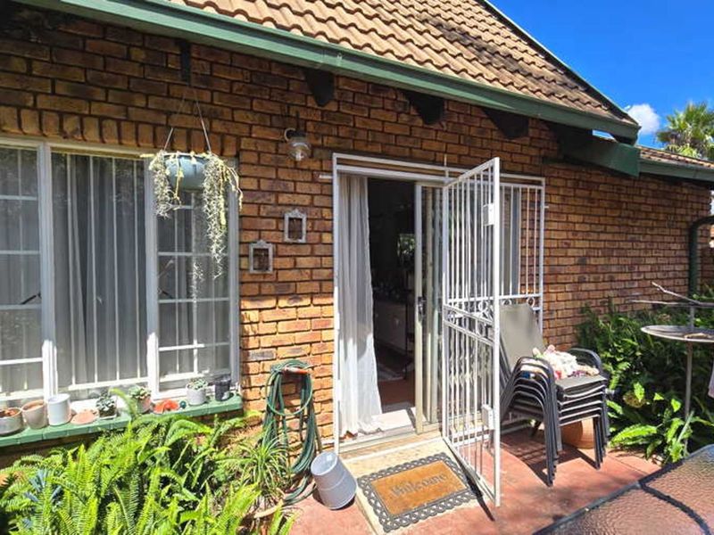 Townhouse For Sale in Garsfontein - Photo 4