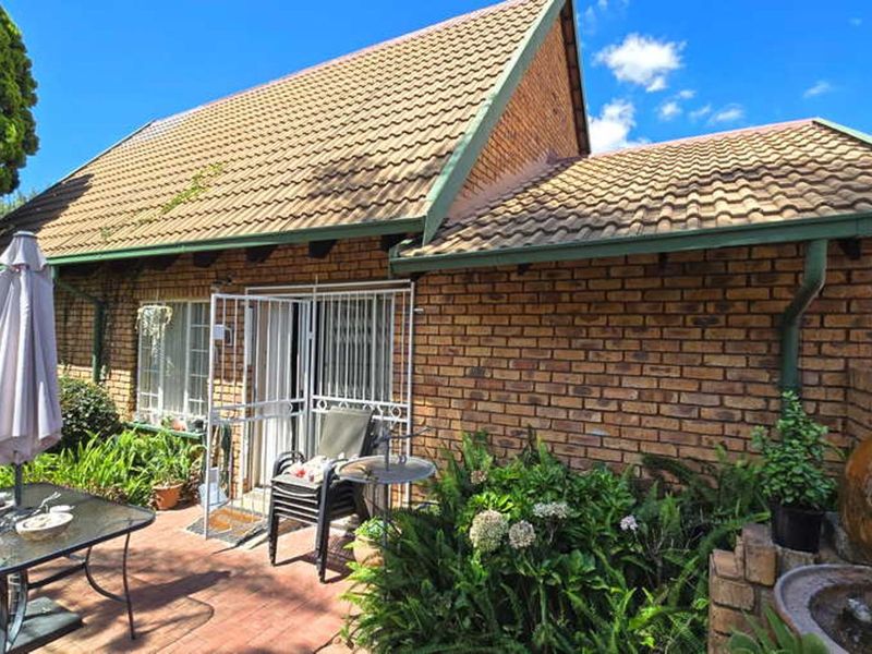 Townhouse For Sale in Garsfontein - Photo 2