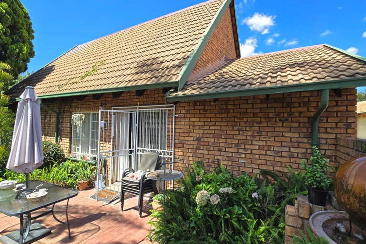 Townhouse For Sale in Garsfontein - Photo 2