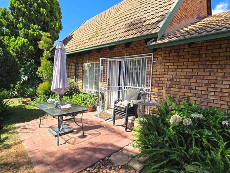 Townhouse For Sale in Garsfontein - Photo 3