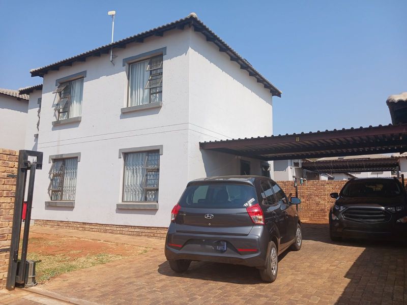 Townhouse For Sale in Chantelle - Photo 2