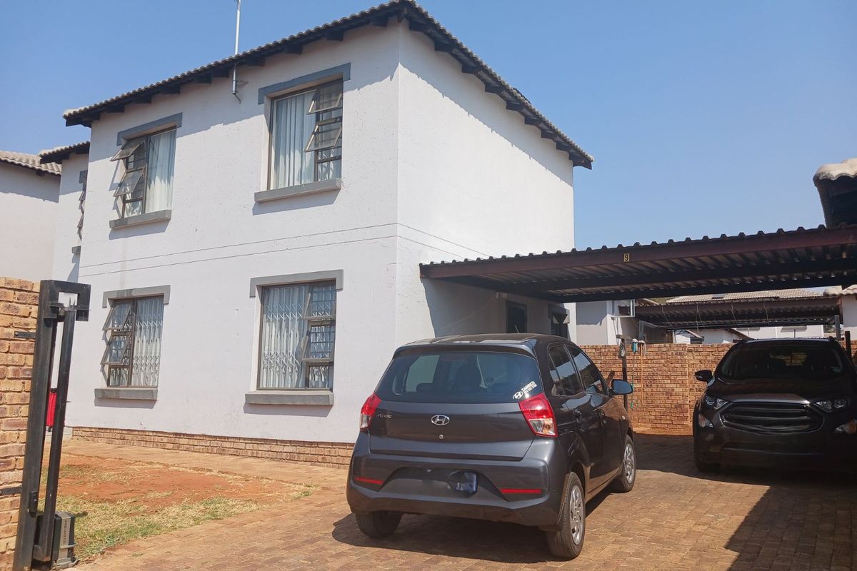 Townhouse For Sale in Chantelle - Photo 2