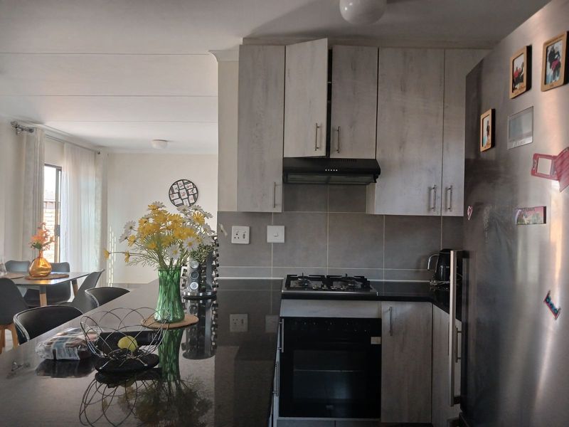 Townhouse For Sale in Chantelle - Photo 5