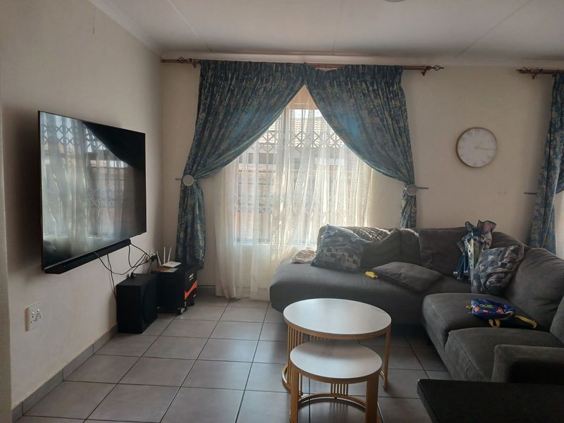 Townhouse For Sale in Chantelle - Photo 3