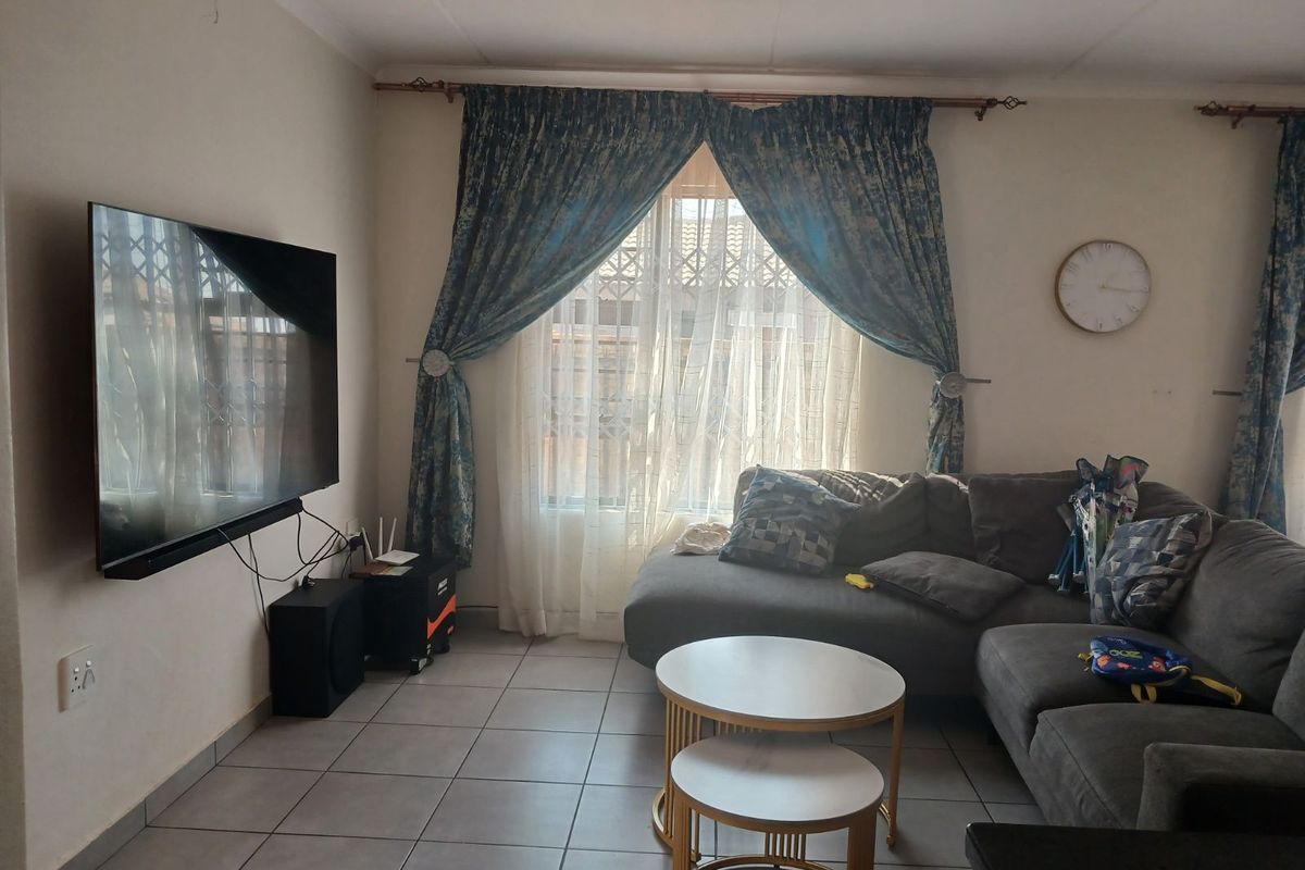 Townhouse For Sale in Chantelle - Photo 3