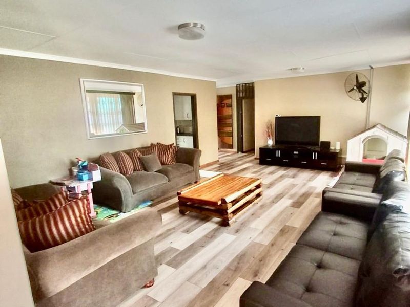 House For Sale in Secunda Central - Photo 5