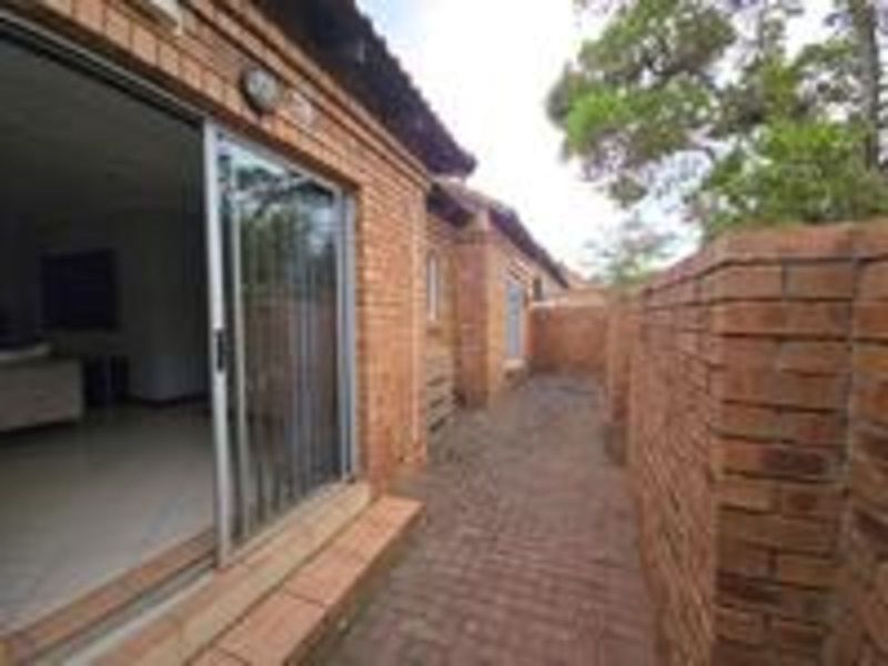 Townhouse For Sale in Equestria - Photo 10