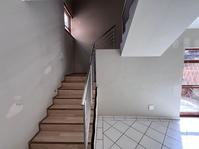 Townhouse For Sale in Westering - Photo 7