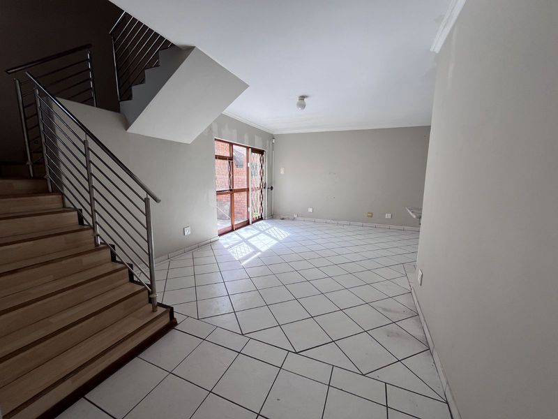 Townhouse For Sale in Westering - Photo 2