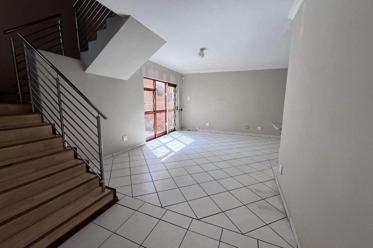 Townhouse For Sale in Westering - Photo 2