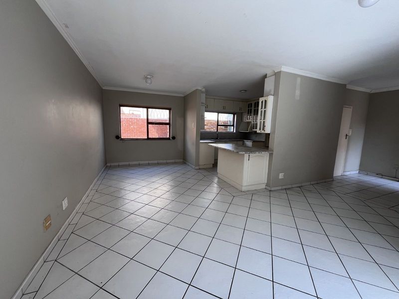 Townhouse For Sale in Westering - Photo 3