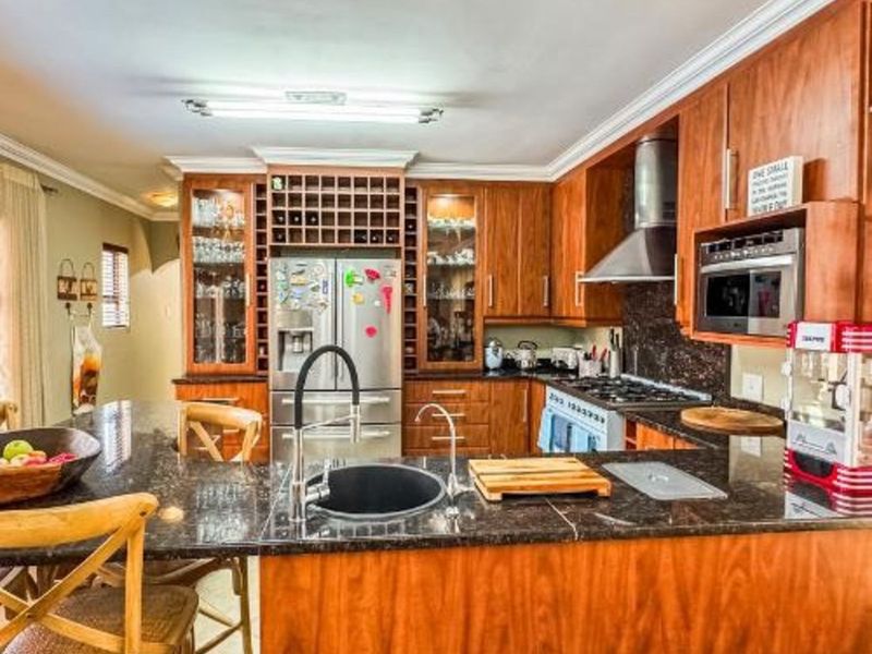 House For Sale in Roylglen Gardens - Photo 8