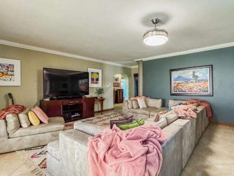 House For Sale in Roylglen Gardens - Photo 4