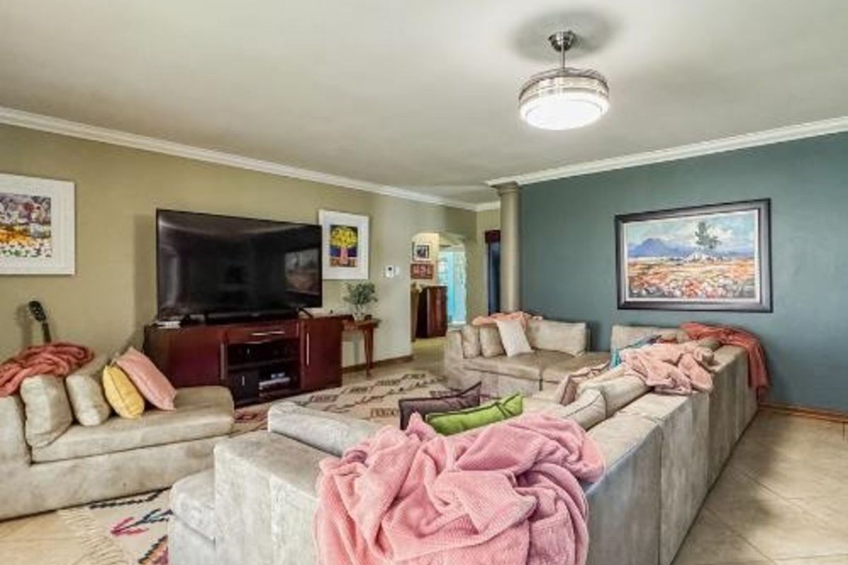 House For Sale in Roylglen Gardens - Photo 4