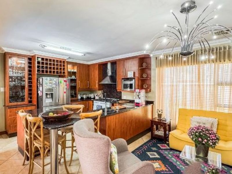 House For Sale in Roylglen Gardens - Photo 7