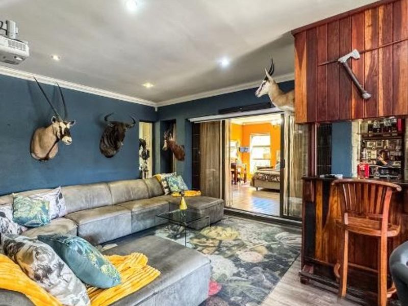 House For Sale in Roylglen Gardens - Photo 6