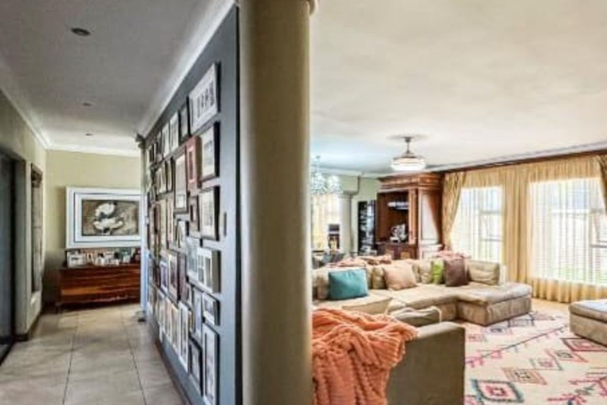 House For Sale in Roylglen Gardens - Photo 2