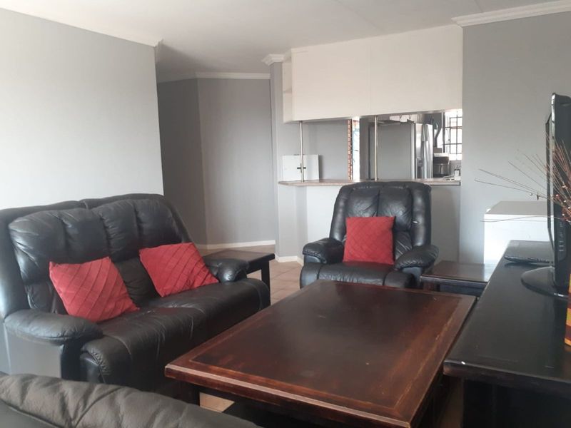 Townhouse For Sale in Die Hoewes - Photo 7