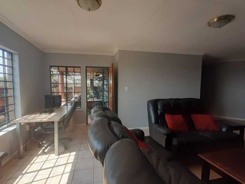 Townhouse For Sale in Die Hoewes - Photo 8