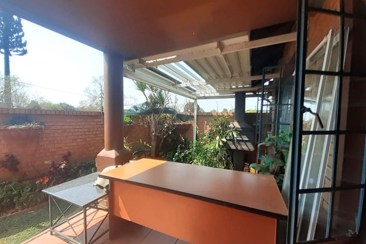 Townhouse For Sale in Die Hoewes - Photo 3