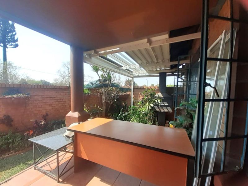 Townhouse For Sale in Die Hoewes - Photo 3