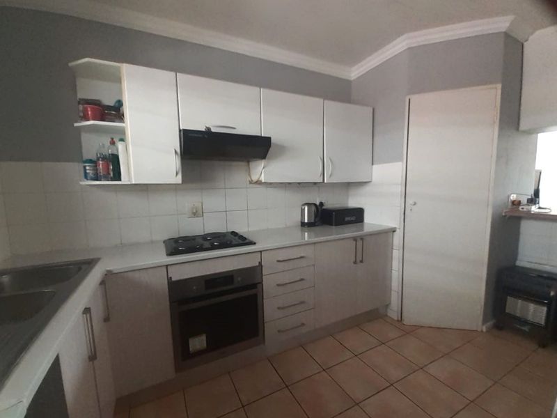 Townhouse For Sale in Die Hoewes - Photo 10