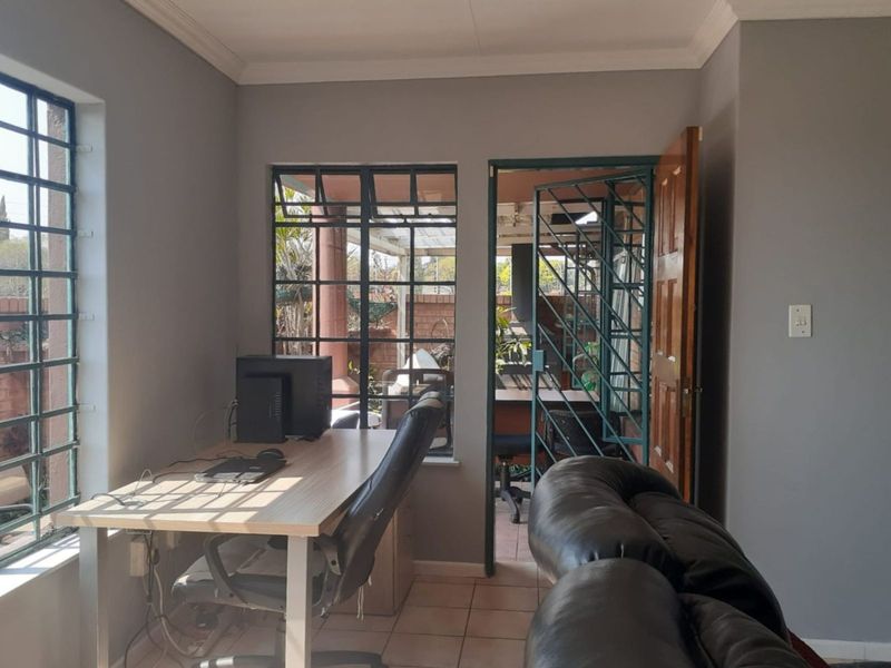 Townhouse For Sale in Die Hoewes - Photo 9