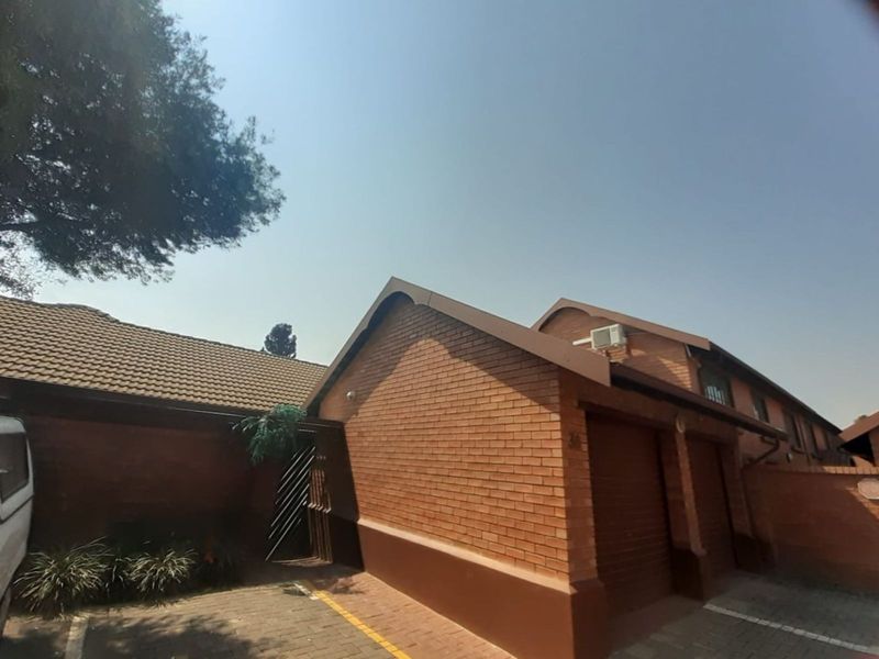 Townhouse For Sale in Die Hoewes - Photo 2