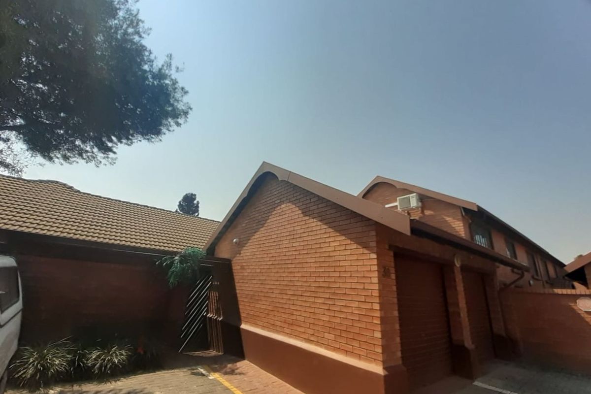 Townhouse For Sale in Die Hoewes - Photo 2