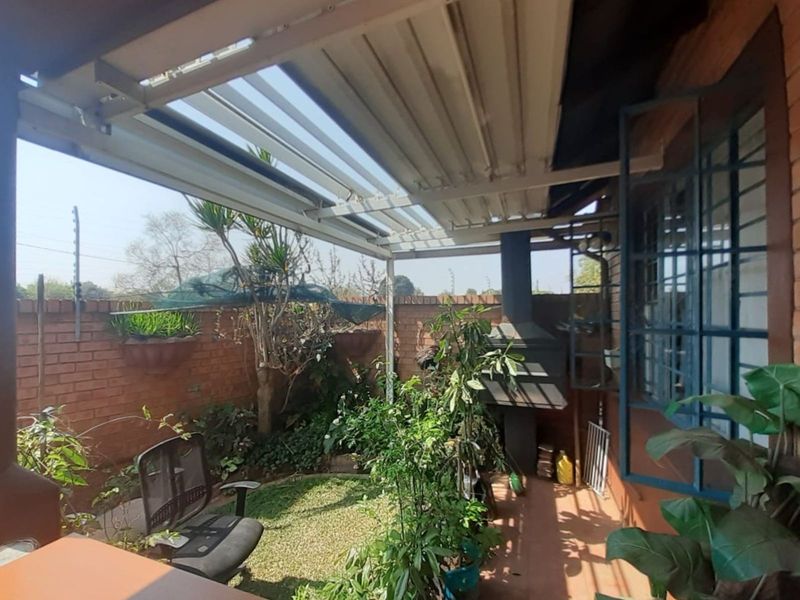 Townhouse For Sale in Die Hoewes - Photo 5