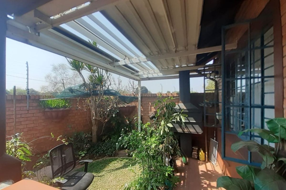 Townhouse For Sale in Die Hoewes - Photo 5