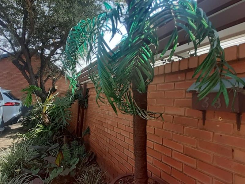 Townhouse For Sale in Die Hoewes - Photo 4