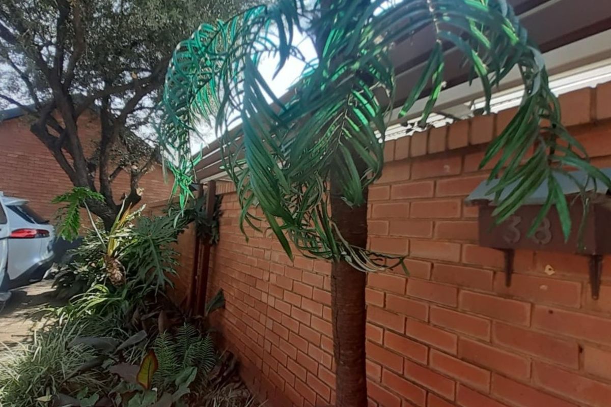 Townhouse For Sale in Die Hoewes - Photo 4