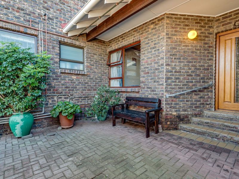 Townhouse For Sale in Cotswold - Photo 3