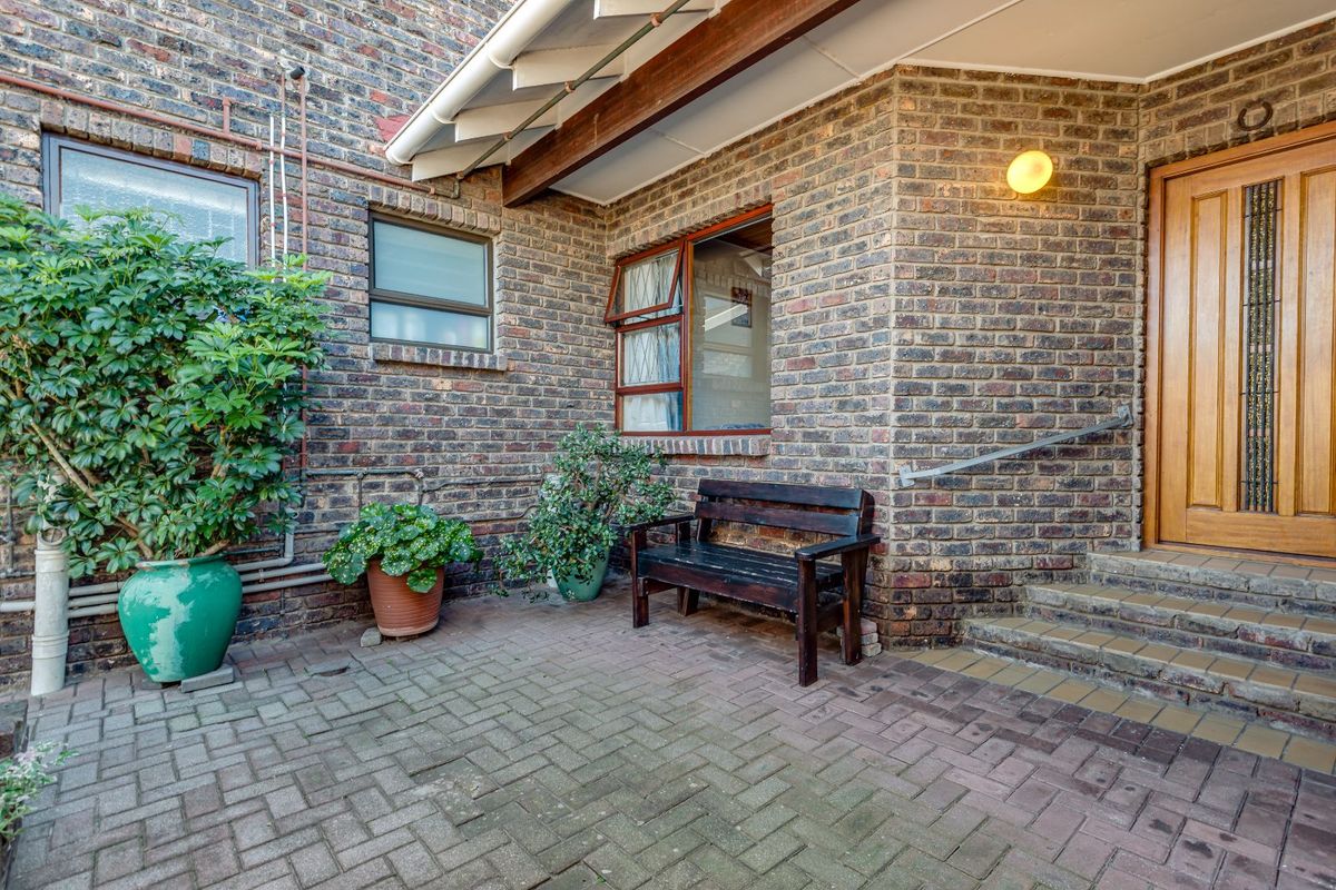 Townhouse For Sale in Cotswold - Photo 3