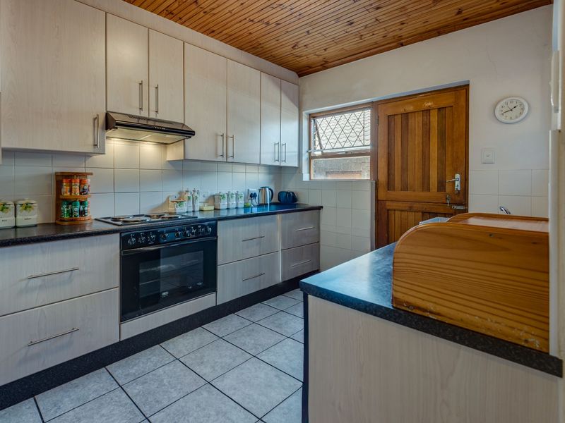 Townhouse For Sale in Cotswold - Photo 5