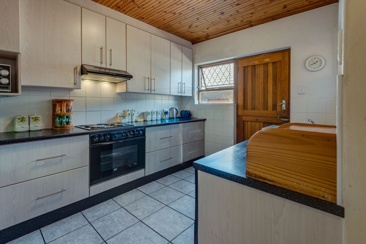 Townhouse For Sale in Cotswold - Photo 5