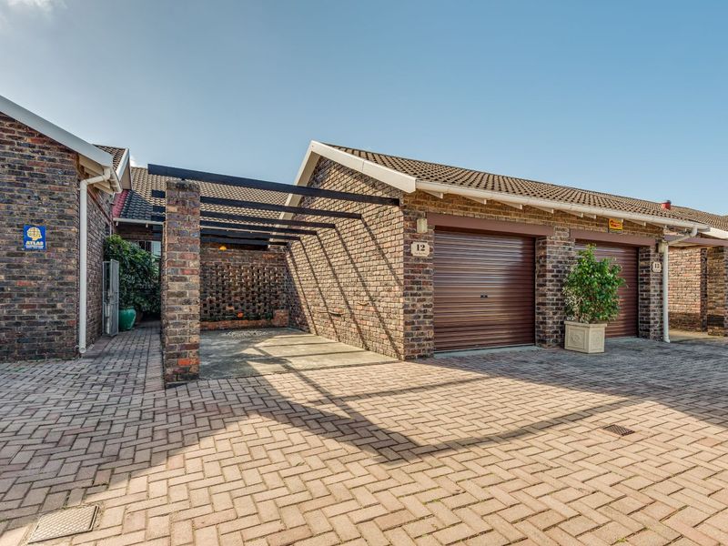 Townhouse For Sale in Cotswold - Photo 2