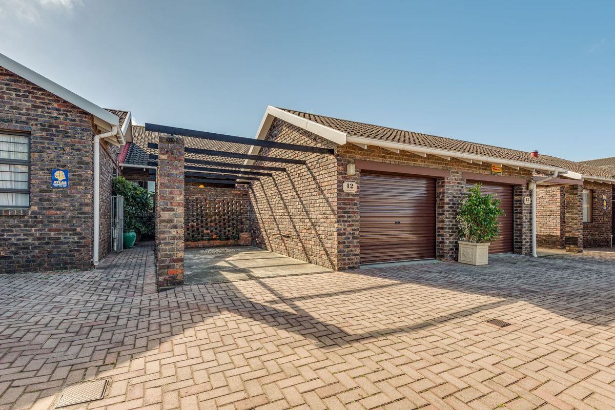 Townhouse For Sale in Cotswold - Photo 2