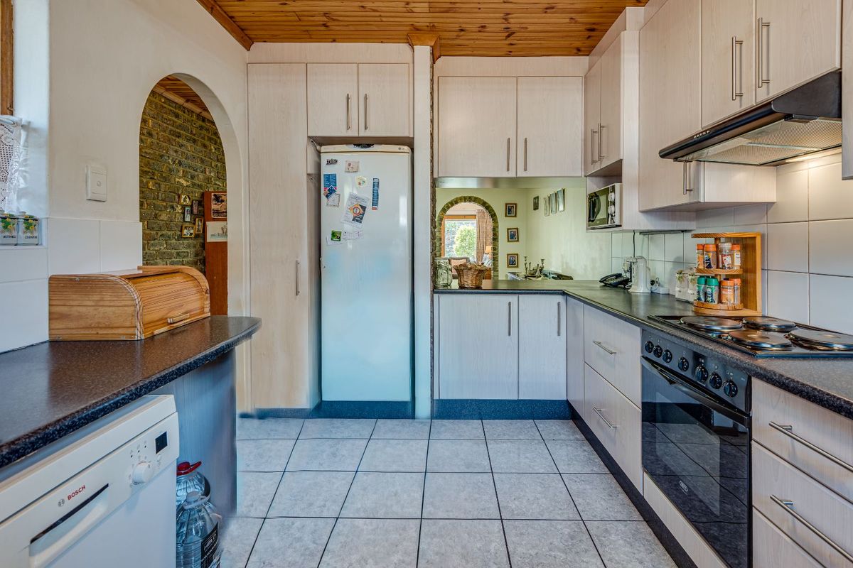 Townhouse For Sale in Cotswold - Photo 4