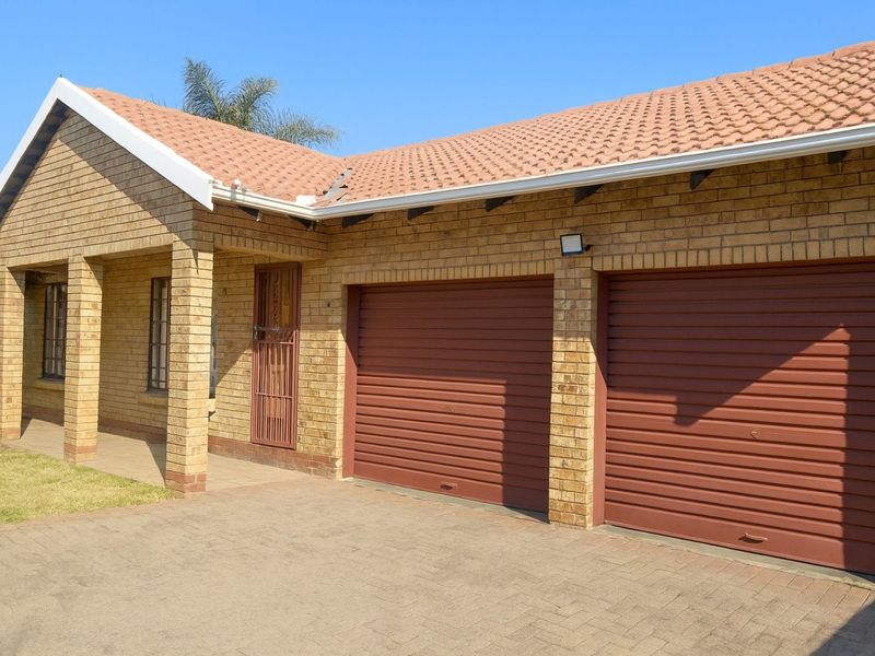 Townhouse For Sale in Reyno Ridge - Photo 2