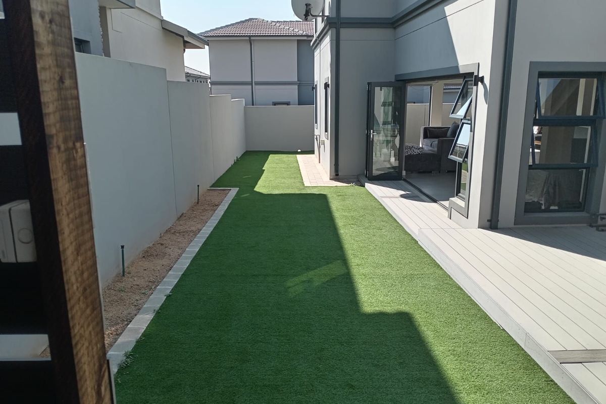 House For Sale in Olivedale - Photo 2