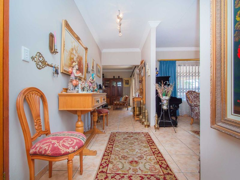 House For Sale in Constantia Kloof - Photo 4