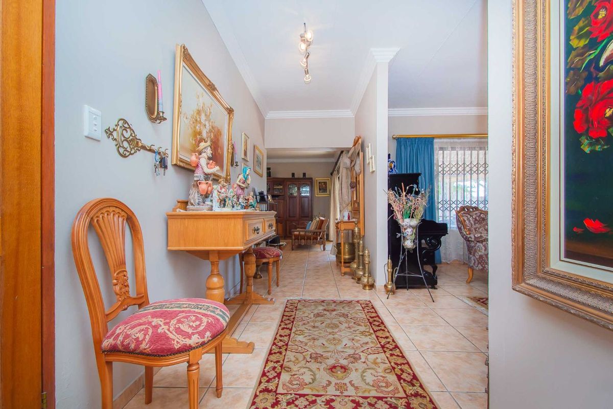 House For Sale in Constantia Kloof - Photo 4